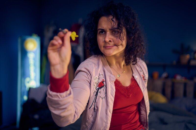Jackie (Nagmeh Alaei) konzentriert sich auf ein etwas anderes Dartspiel. – Bild: Frank Dicks /​ ZDF