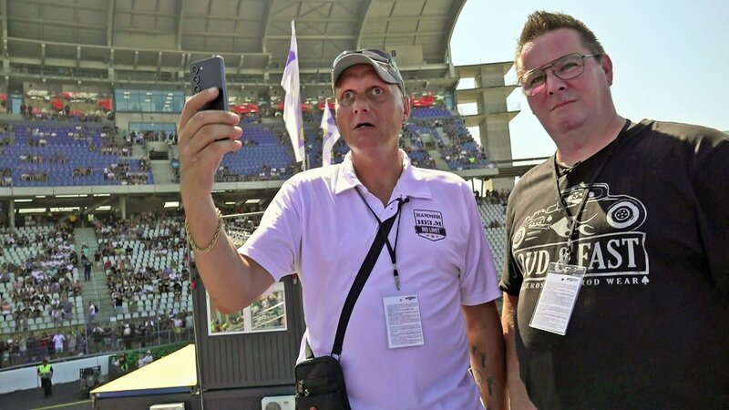 Autoliebhaber Elvis ist heute mit Freund Thorsten am Hockenheimring bei den NitrolympX. Die umgebauten Dragster-Fahrzeuge sind schon ohne das eigentliche Rennen über die Viertelmeile ein Erlebnis. – Bild: RTLZWEI