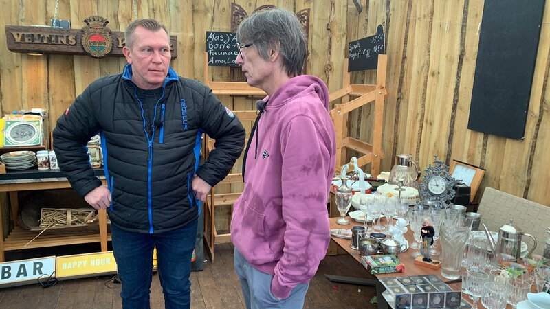 Matthias (li.) erhielt die Diagnose Bauchspeicheldrüsenkrebs mit einer Lebenserwartung von maximal zwei Jahren. Für ihn und seine Frau Mari ein Schock. Trödeltrupp-Experte Otto soll der Familie helfen, die überfüllten Garagen zu leeren. – Bild: RTLZWEI