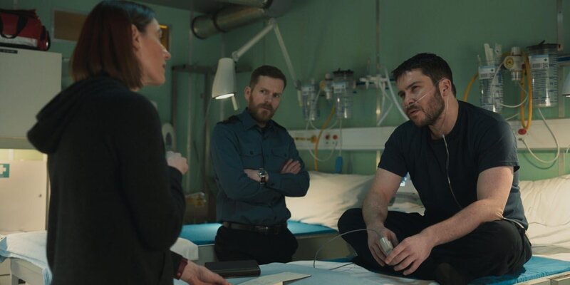 Amy (Suranne Jones, l.) mit Elliot Glover (Shaun Evans, M.) und Gary Walsh (Daniel Portman, r.), der verletzt auf der Krankenstation des U-Boots liegt. Es gibt Spuren, die Walsh mit Craigs Tod in Verbindung bringen. – Bild: ZDF und WORLD PRODUCTIONS LTD.