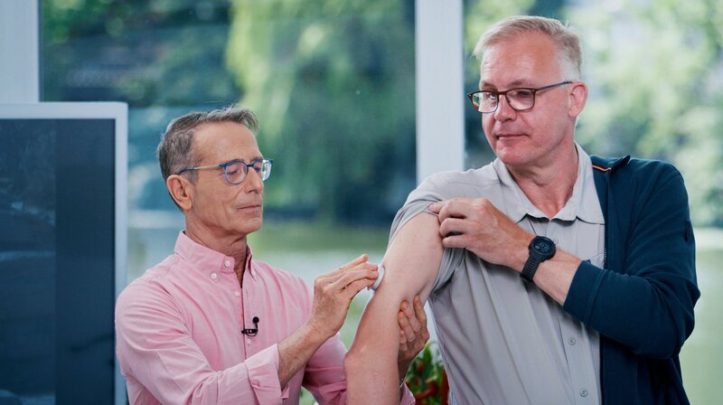 Ein Sensor im Oberarm misst die nächsten 14-Tage permanent den Blutzuckerspiegel von Stefan G. Er soll lernen, welche Lebensmittel ihm schaden. – Bild: NDR/​Moritz Schwarz