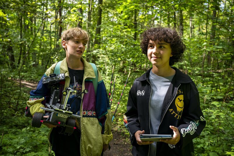 Mikka (Jona Kirchner, li.) und Tahmina (Janisa Glasow) suchen im Wald nach dem Schatz. – Bild: mdr/​Saxonia Media/​Thomas Dietze