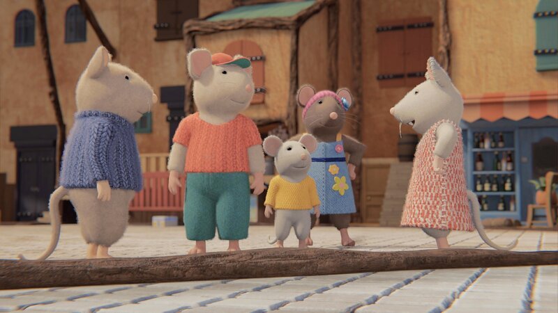 Von links: Sam, Dan, Ben, Sarah und Julia – Sie spielen im Hof des Mäusehauses das Spiel „1,2,3 Käse!“. Als Sam dabei ein paar Mal hintereinander verliert, möchte er nicht mehr mitspielen. Julia versucht daraufhin mit Sam das gute Verlieren zu üben. – Bild: Cielo Films – Caribara Product /​ ZDF