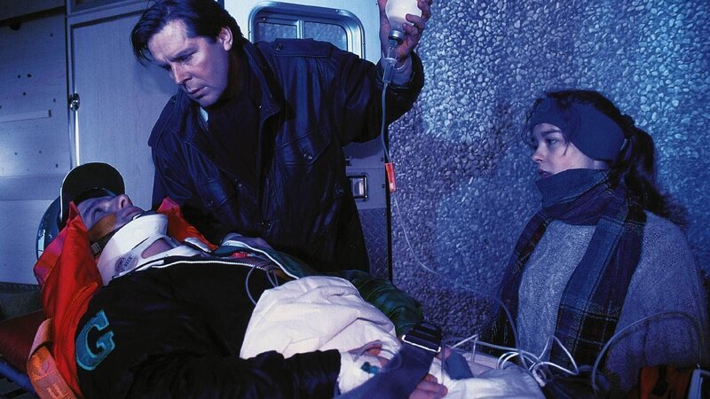 Dr. Stefan Frank (Sigmar Solbach) kümmert sich nach dessen Sturz um den verletzten Sulkeyfahrer Ralph Portmann (Jens Peter Nünemann, lieg.). Portmanns Schwester Andrea (Janina Flieger) weicht nicht von seiner Seite. – Bild: MG RTL /​ Elke Werner