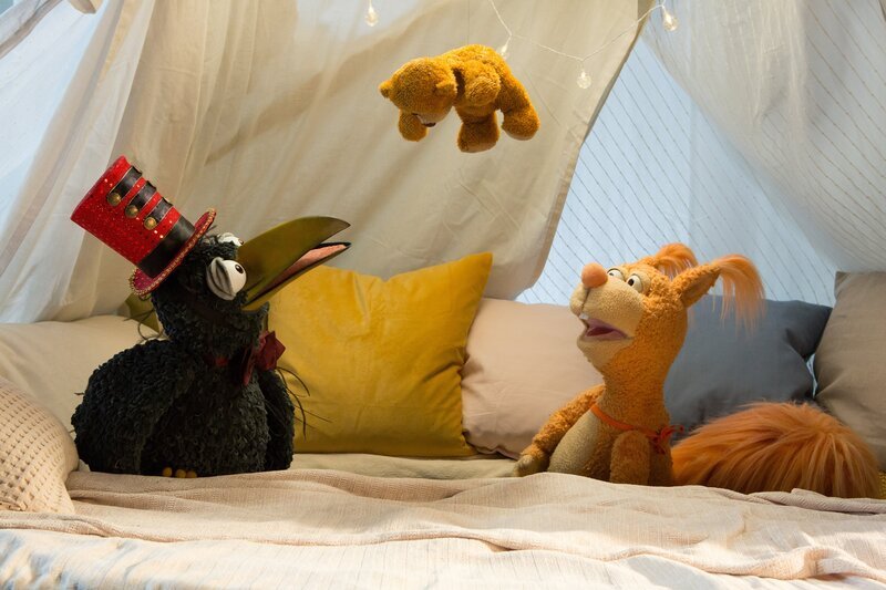 Rudi (Lennart Morgenstern) und Ella (Anna Menzel) staunen: Teddy kann fliegen so wie Smilla in der Geschichte Trolltag! – Bild: ZDF/​studio soi