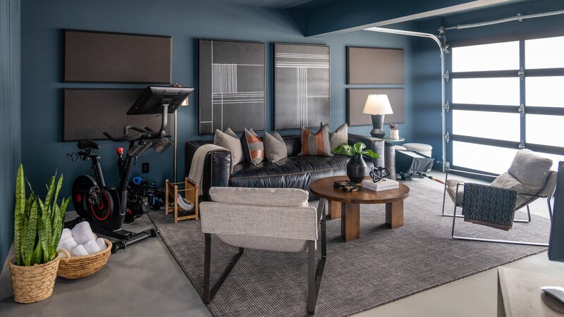 Josh Groban with the help of Drew and Jonathan Scott, renovated the garage and outdoor entertainment area for Josh’s bandmate and friend, including music production equipment and jacuzzi tub, as seen on Celebrity IOU. – Bild: Dennys Ilic /​ HGTV /​ Scripps (Focus): HCIOU211_Reveal /​ 2021, Discovery, Inc. All Rights Reserved