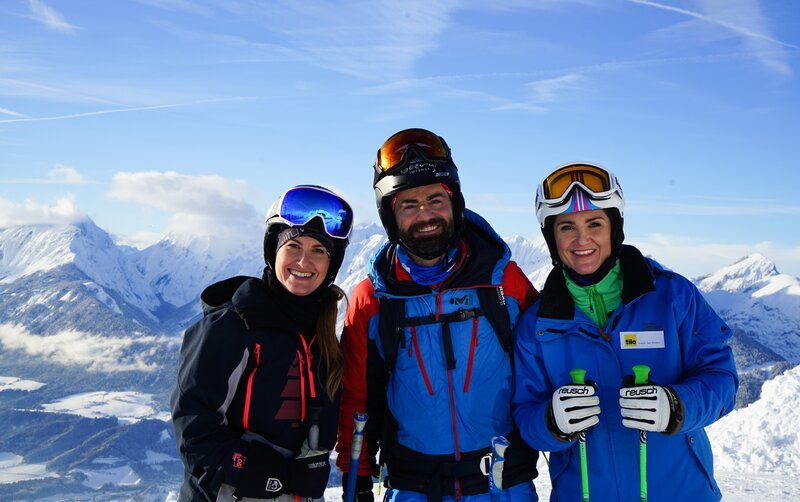 Conny Bürgler (l.) trifft Lizz und Stephan Görgl. – Bild: ServusTV /​ Degn Film