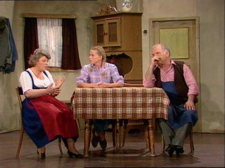 Second and third from the left: L-R: Maria (Manuela Denz), Michael Breitwieser (Peter Steiner) – Bild: Heimatkanal (DE)