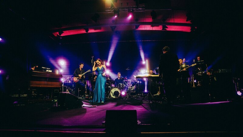 Alice Merton mit der hr-Bigband. – Bild: ZDF und HR/​CAPADOL/​Lih Tsan