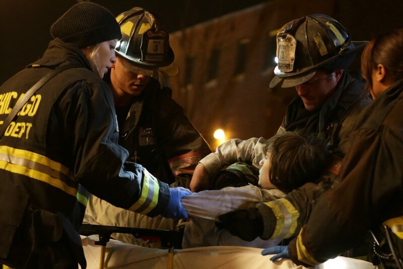 -- „Real Never Waits“ Episode 222 -- Pictured: (l-r) Lauren German as Leslie Shay, Charlie Barnett as Peter Mills, Taylor Kinney as Kelly Severide -– – Bild: NBCUniversal Media, LLC