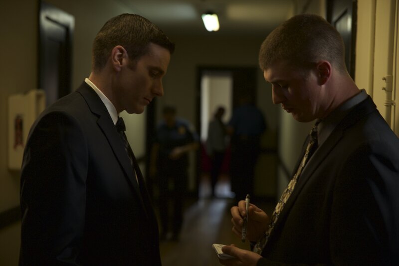 Treten auf der Suche nach dem Mörder von Louis Matos und Colleen Johnson auf der Stelle: Ermittler Joe Kenda (Carl Mariono, l.) und sein Kollege … – Bild: Jupiter Entertainment