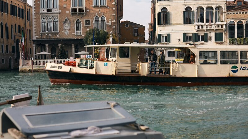 Kriminalhauptkommissar Ingo Thiel (Heino Ferch) und Kommissarin Lee Sooyoung (Kotbong Yang) an Bord eines Vaporettos bei Ermittlungen in Venedig. – Bild: Luca Baggio /​ ZDF