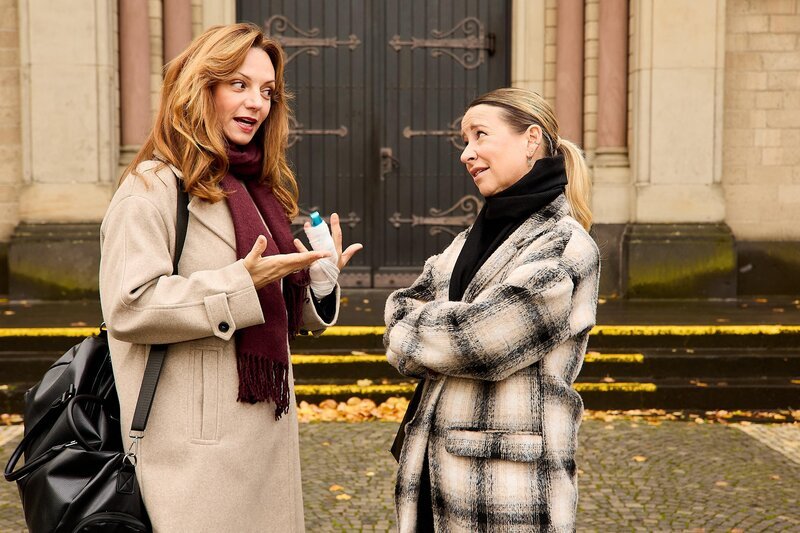 Dana (Viola Wedekind, l.) schafft es geschickt, den Spieß umzudrehen, als Ute (Isabell Hertel) ein offenes Gespräch sucht. – Bild: RTL /​ Kai Schulz /​ Kundin oder Komplizin
