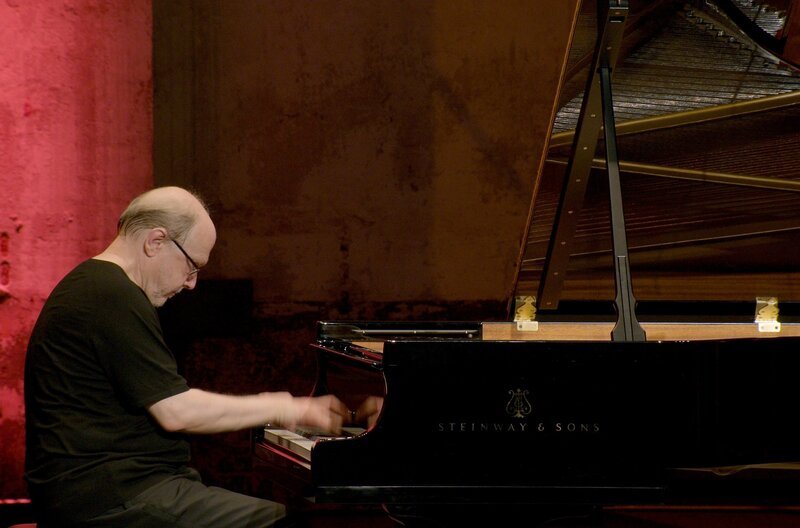 Beim Klavierfestival Ruhr gelingt es Marc-André Hamelin, von Haydn bis Rachmaninow sämtliche Epochen abzudecken und zusätzlich Ausflüge in die Welt des Pop und der Eigenkompositionen zu unternehmen. – Bild: EuroArts Beim Klavierfestival Ruhr gelingt es Marc-André Hamelin, von Haydn bis Rachmaninow sämtliche Epochen abzudecken und zusätzlich Ausflüge in die Welt des Pop und der Eigenkompositionen zu unternehmen. – Bild: EuroArts