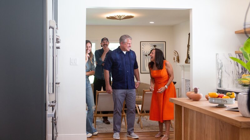 The Mulac family during their house reveal with designer Kim Wolfe and husband, Bryan Wolfe for HGTV’s Why the Heck Did I Buy This House? – Bild: Jennifer Boomer /​ HGTV US /​ Discover Images. /​ © 2021, Discovery, Inc. All Rights Reserved.