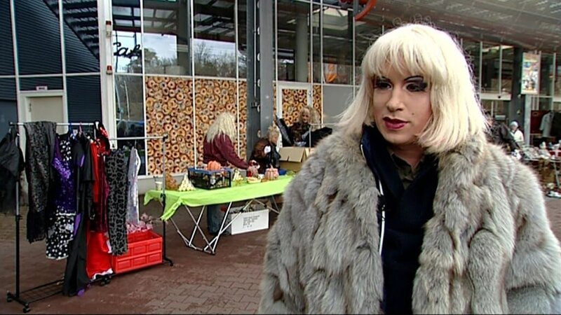 Ronny will nach einem Schicksalsschlag neu anfangen. Dazu müssen hundert Travestie-Kostüme verkauft werden. Doch sich von diesen Erinnerungstücken zu trennen, fällt ihm schwer. Hier ist bei Trödelprofi Antoine Fingerspitzengefühl gefragt. – Bild: RTL Zwei