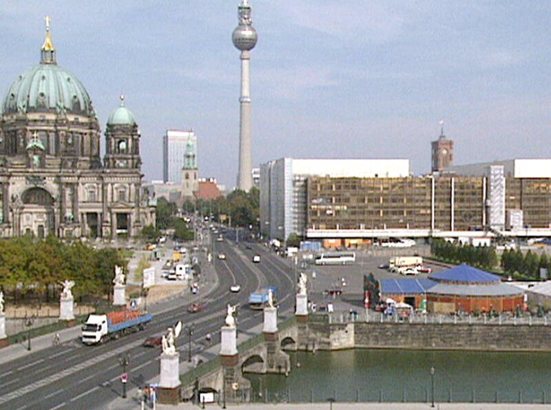 NDR Fernsehen EIN PALAST UND SEINE REPUBLIK, am Samstag (11.02.12) um 12:45 Uhr. 60 Millionen Menschen besuchten einst den Palast, sahen Shows, speisten, wie man sonst nirgendwo in Ostberlin speisen konnte, und nannten den hell erleuchteten Bau „Erichs Lampenladen“. Nun soll nächstes Jahr das Skelett des Palastes abgerissen werden und dem Wiederaufbau des Stadtschlosses Platz machen. – Bild: NDR/​RBB