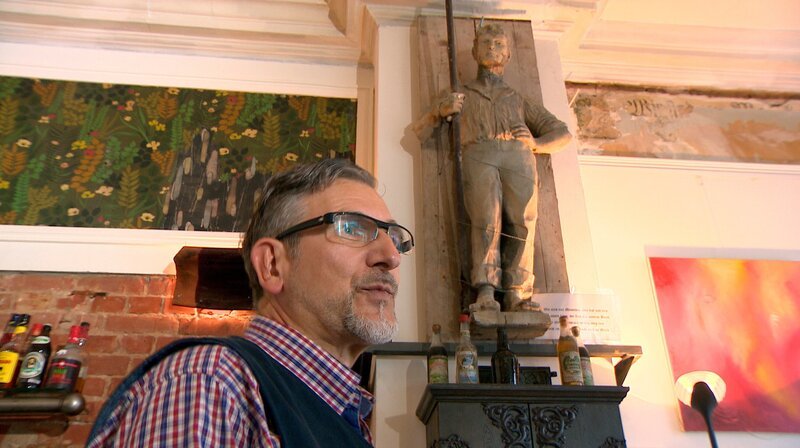 Wolf-Dietrich Turné betreibt in der Lübecker Altstadt ein kleines Szenelokal. Der steinerne Stecknitzfahrer erinnert an die Männer, die zur Hansezeit mit ihren Kähnen über die Stecknitz schipperten und Salz – das „weiße Gold“ – von Lüneburg nach Lübeck transportierten. – Bild: NDR