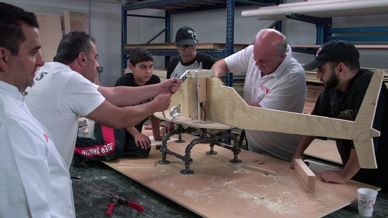 Buddy, Buddy Jr., Danny, Mauro, Ralph and another guy working on wood structure for cake. – Bild: High Noon Entertainment