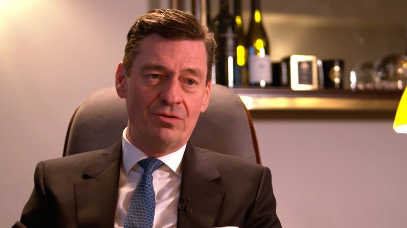 Direktor Ingo Peters hat schon als Page im Vier Jahreszeiten gearbeitet: gerade feierte er sein 25-jähriges Dienstjubiläum als Chef des Hauses an der Binnenalster. – Bild: NDR