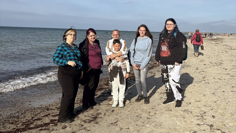 In Warnemünde treffen sich Nicole (li.), Brigitte (2.v.li.) und Jana (re.) aus Rostock mit Dennis, Bryan und Joelle aus Magdeburg – Bild: RTLZWEI