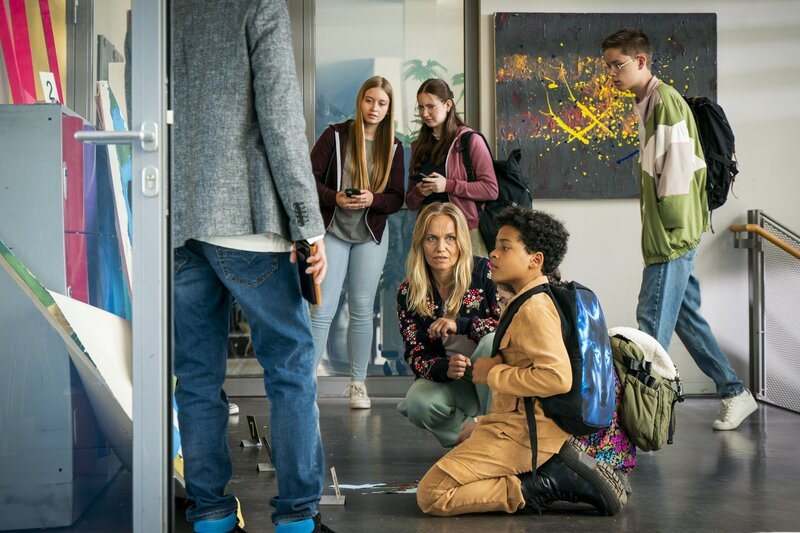 Karl (Lance Gernot Simon, vorne, mit Meri Koivisto und Georg Trappe) ist entsetzt. Das Gemälde von Gaby Saalfeld wurde zerstört. – Bild: mdr/​Saxonia Media/​Thomas Dietze