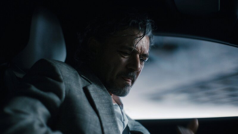 La linea della palma – Das Caravaggio-Komplott Staffel 1 Folge 6. Der sizilianische Inspektor ist auf der Flucht: Michele Venitucci als Inspektor Guerrini. – Bild: SRF/​RSI/​Hugofilm