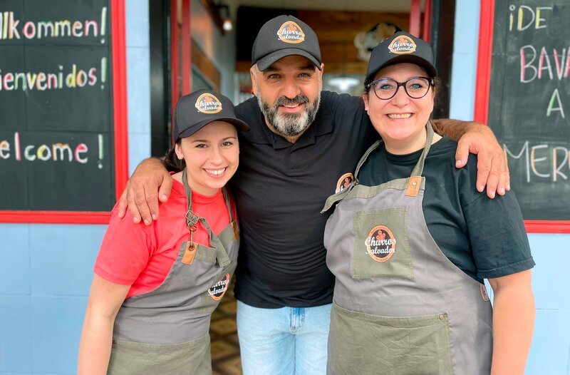 Die Fränkinnen Ute und Lisa mit ihrem Tauschchef Salvador. – Bild: BR/​Constantin Entertainment/​Isabella Haberl