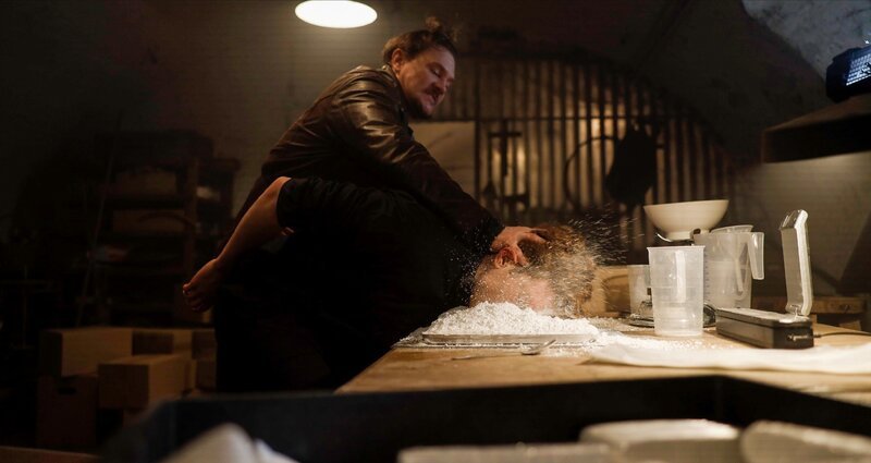 Maik (Daniel Donskoy) will nicht für Uwe (David Bredin, l.) arbeiten, er drückt ihn mit dem Gesicht ins Koks – Bild: RTL /​ Martin Valentin Menke