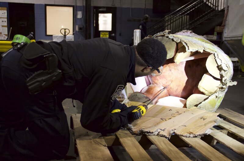 ATECT officer probes bottom surface of the elephant table. – Bild: The National Geographic Channel