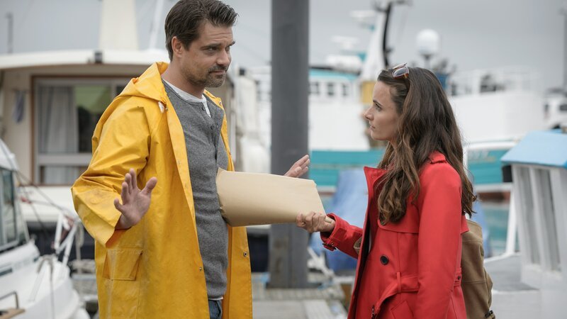 Sienna (Paula Schramm) ist nach Cornwall gereist, um Tyler (Raphaёl Vogt) die Scheidungspapiere unterschreiben zu lassen. – Bild: ZDF/​JON AILES