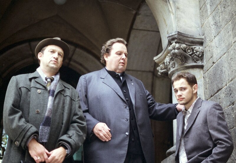 hr-fernsehen PFARRER BRAUN: EIN VERHEXTER FALL, Spielfilm, Deutschland 2004, Regie: Dirk Regel, am Sonntag (29.06.14) um 20:15 Uhr. Der Fall ist gelöst, Kommissar Geiger (Peter Heinrich Brix, li.) ist zufrieden. Pfarrer Braun (Ottfried Fischer, Mitte) muss derweil den enttäuscht-verliebten Armin (Antonio Wannek) trösten. – Bild: „ARD Degeto/​Romano Ruhnau“ (S 2)