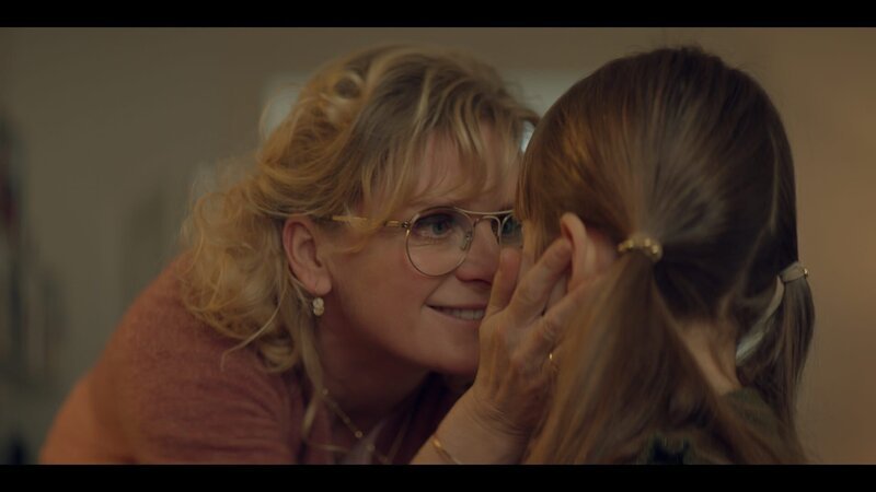 Anouk (An Miller, l.) hat ein sehr gutes Verhältnis zu ihrer kleinen Tochter Lilly Rose (Floor Van Boven, r.). Doch Lilly ist durch den Selbstmord ihres Vaters zutiefst traumatisiert. – Bild: De Mensen /​ ZDF