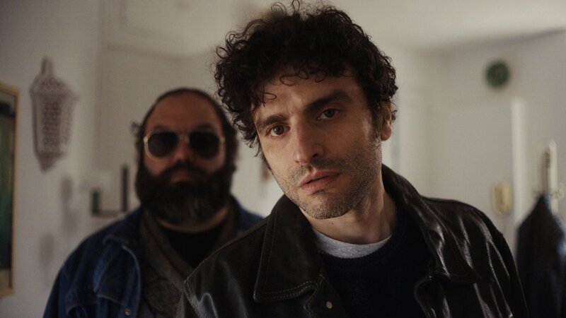 La linea della palma – Das Caravaggio-Komplott Staffel 1 Folge 5 Lässt sich als junger Mann auf ein gefährliches Geschäft ein: Mattia Sonnino als Antonio (r.) – Bild: SRF/​RSI/​Hugofilm