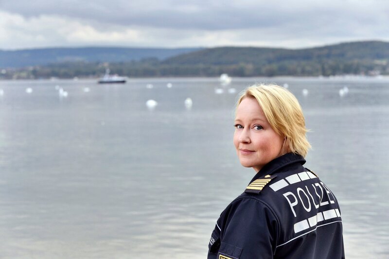 Nele Fehrenbach (Floriane Daniel) muss den Tod eines Jachtbesitzers aufklären. – Bild: Das Erste