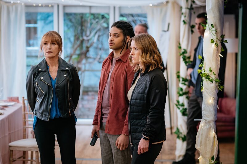 Von links: Harry Wild (Jane Seymour), Fergus Reid (Rohan Nedd) und FBI-Agentin Danielle Draper (Emily Dunlop): Sie sind kurz davor, die Identität des mysteriösen Auftragsmörders Diyu zu lüften. – Bild: ZDF und Szymon Lazewski/​AcornTV