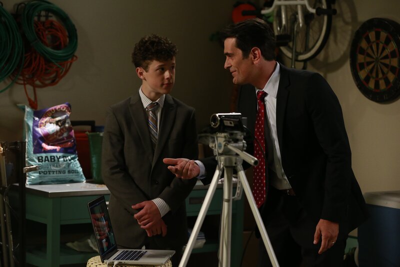 L-R: Luke (Nolan Gould), Phil (Ty Burrell) – Bild: Comedy Central