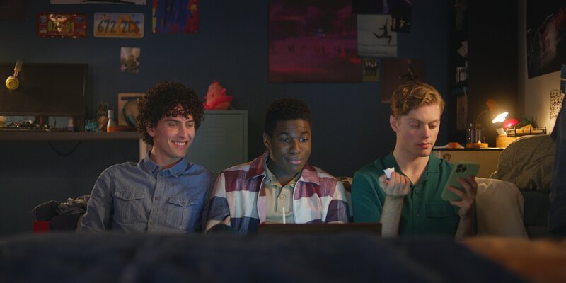 Benoit (Étienne Moana, l.), Jack (Sam Darius, M.) und Finn (Zac Gabriel Werb, r.) holen sich Inspiration aus Filmen, um die beste Methode zu finden, wie man ein Date ausmacht. – Bild: ZDF/​2023 Cottonwood Media/​ZDF Studios/​ Opéra National de Paris