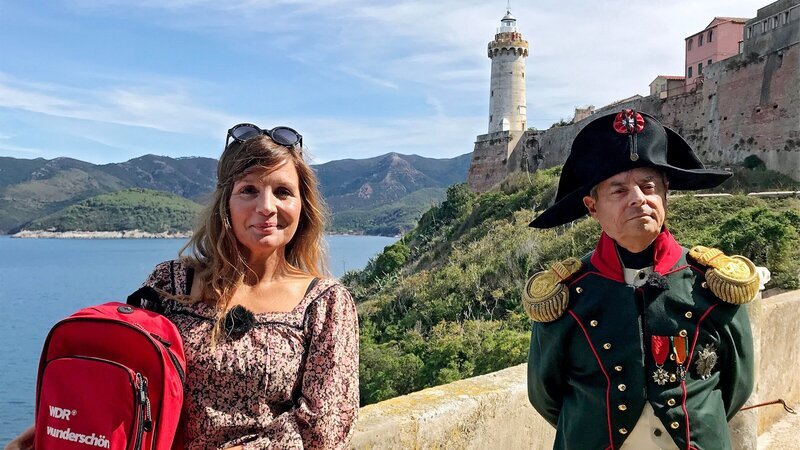 In Portoferraio lässt sich Simone Sombecki von Kaiser Napoleon persönlich durch seine ehemalige Stadtresidenz führen. – Bild: ZDF und WDR/​Alice Tschöke
