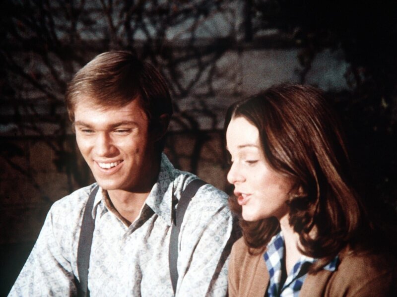 Marcia Wollery (Tammi Bula, r.) ist nach Waltons Mountain zurückgekommen und berichtet John-Boy (Richard Thomas, l.), dass sie sich inzwischen verlobt hat … – Bild: Sat.1 Gold