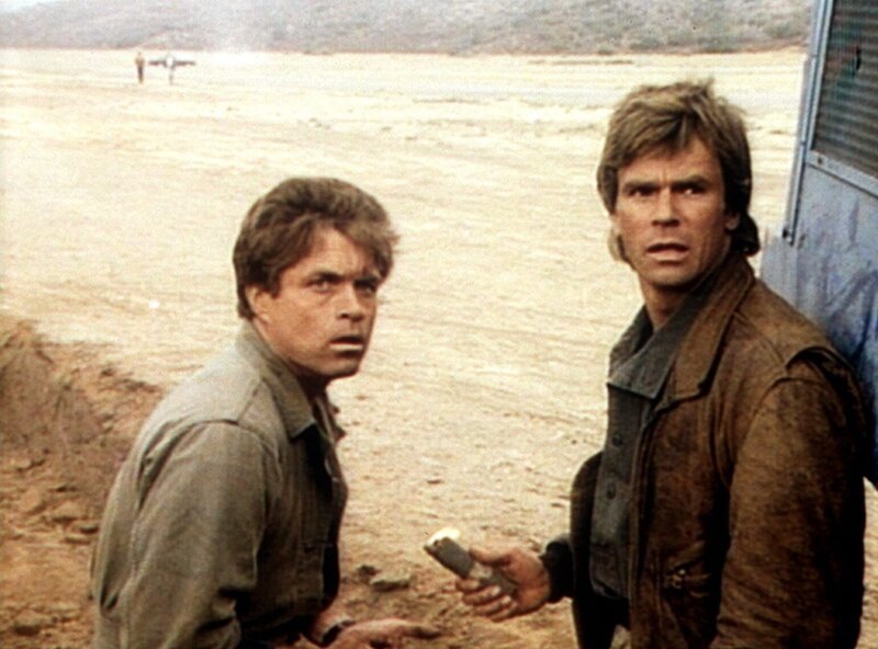 MacGyver (Richard Dean Anderson, r.) und ein Mitarbeiter des Flugplatzes suchen nach einer Möglichkeit, die Bankräuber zu überlisten. – Bild: Kabel Eins Classics