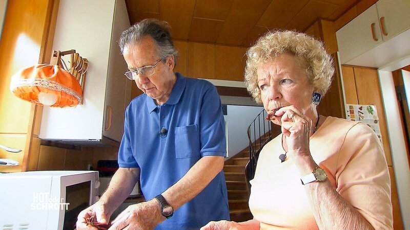 Ingrid und Otto testen den „Bacon Wave“. – Bild: Mediengruppe RTL /​ TVNOW