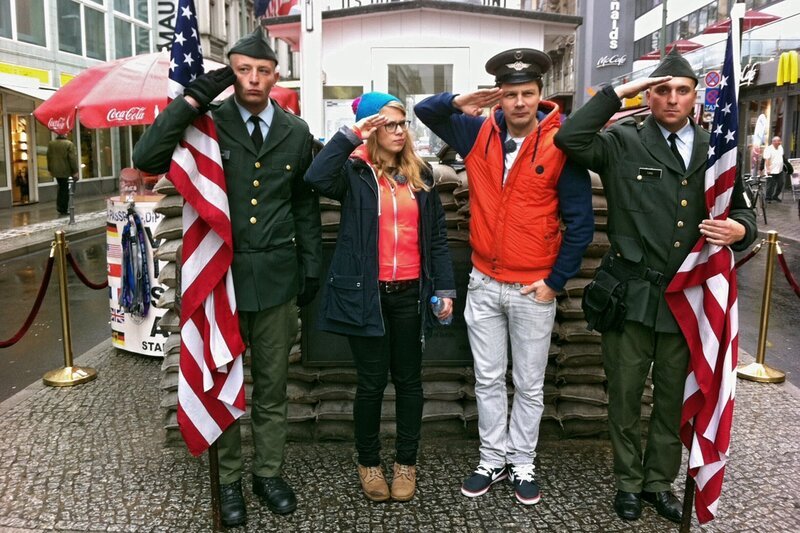 Die Reporter André Gatzke (Mitte, rechts) und Esther Brandt (Mitte, links) in Berlin am Checkpoint Charlie. – Bild: WDR/​WDR/​tvision