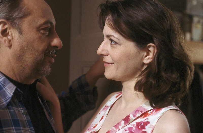 Die Kommissarin und der Kleinganove: Obwohl Thea (Martina Gedeck) gegen Stolze (Wolfgang Stumph) ermittelt, kommen sich die beiden näher. Doch noch ahnt Stolze nicht, dass seine Traumfrau Thea von seinen betrügerischen Taten weiß. – Bild: ZDF und Ch. Köfer