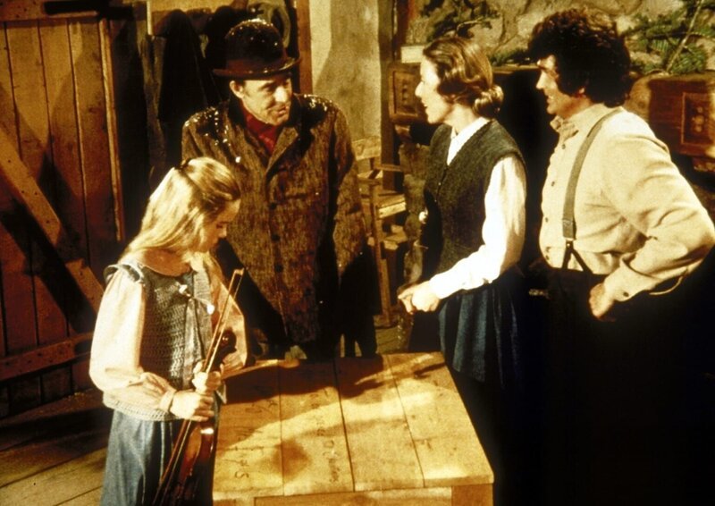 Mary (Melissa Sue Anderson, l.), Laura (Melissa Gilbert, r.) und Carrie (Lindsay Sidney Greenbush, M.) überlegen, was sie ihren Eltern zu Weihnachten schenken sollen. – Bild: Worldvision