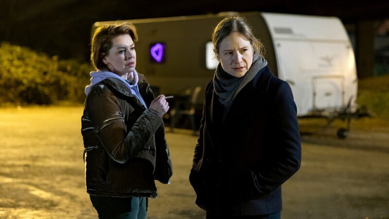 Ann Kathrin Klaasen (Julia Jentsch, r.) trifft sich mit Mila (Karolina Lodyga, l.), um ihr ein par Fragen zu stellen. – Bild: ZDF Studios GmbH