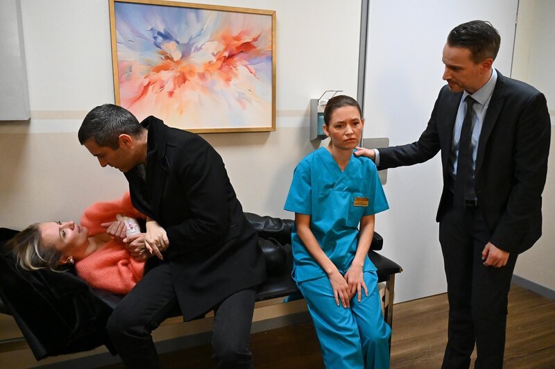 Nathalie (Amrei Haardt, 2.v.r.) befürchtet das Schlimmste. Links Isabelle (Ania Niedieck) und Dragan (Florian Thunemann), rechts Kilian (Marc Dumitru) – Bild: RTL  /​ Julia Feldhagen /​ Entführung mit Hindernissen