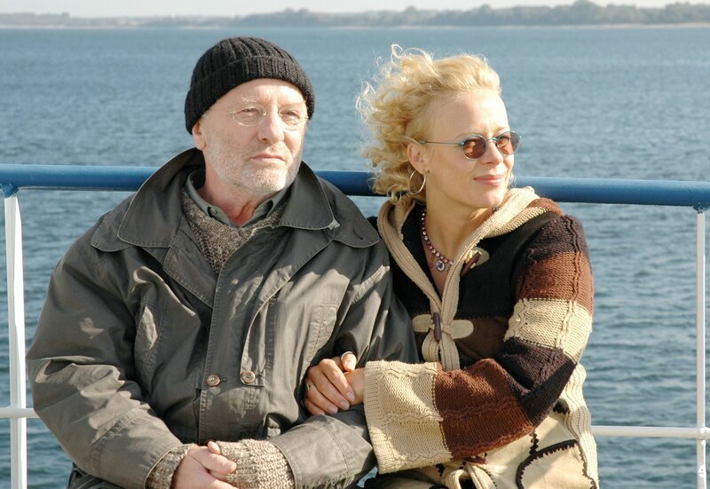 Jessie Fischer (Katja Riemann) hat Walter Voss (Jürgen Hentsch), genannt „der General“, aus dem Seniorenheim entführt, um ihm seinen sehnlichsten Wunsch zu erfüllen. Weiteres Bildmaterial finden Sie unter www.br-foto.de. – Bild: HR/Degeto/Christine Schroeder Jessie Fischer (Katja Riemann) hat Walter Voss (Jürgen Hentsch), genannt „der General“, aus dem Seniorenheim entführt, um ihm seinen sehnlichsten Wunsch zu erfüllen. Weiteres Bildmaterial finden Sie unter www.br-foto.de. – Bild: HR/Degeto/Christine Schroeder