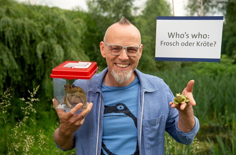 Bereit für etwas Angeberwissen für den nächsten Spaziergang am See oder Teich? Thomas D verrät es, bei „Wissen vor acht – Natur“. – Bild: ARD/​Melanie Grande