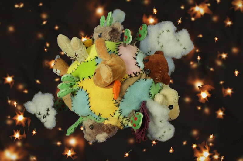 Timmis Abenteuer startet heute zum Plüschplaneten. – Bild: rbb/​MDR/​MotionWorks GmbH